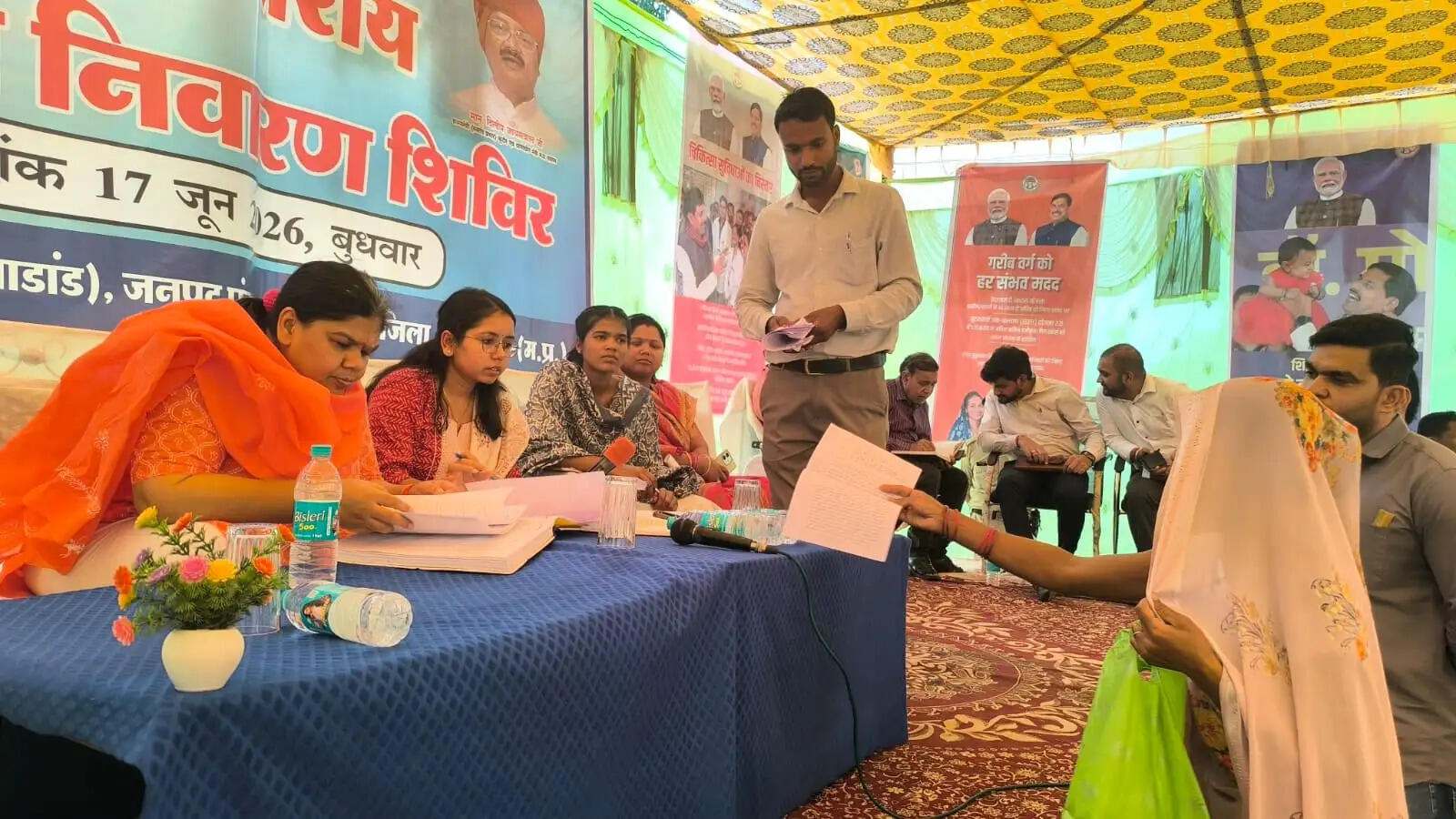 अनूपपुर: ग्रामीणों की समस्याओं के समाधान के लिए संवेदनशीलता से कार्य करें -&nbsp;संभागायुक्त