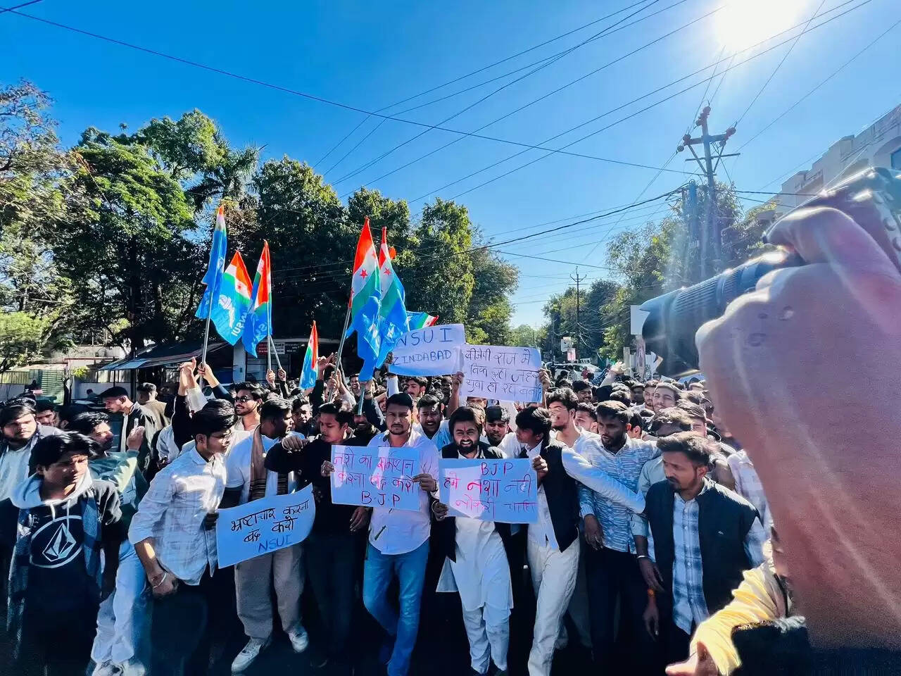 एनएसयूआई ने मंत्री प्रतिमा बागरी के खिलाफ किया प्रदर्शन, इस्तीफा मांगा, प्रदेश अध्यक्ष-उपाध्यक्ष सहित 50 कार्यकर्ता गिरफ्तार