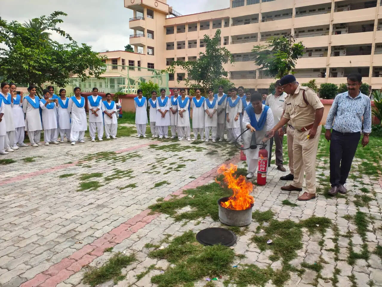 डीएलएड के प्रशिक्षुओं को दिया अग्नि सुरक्षा का प्रशिक्षण