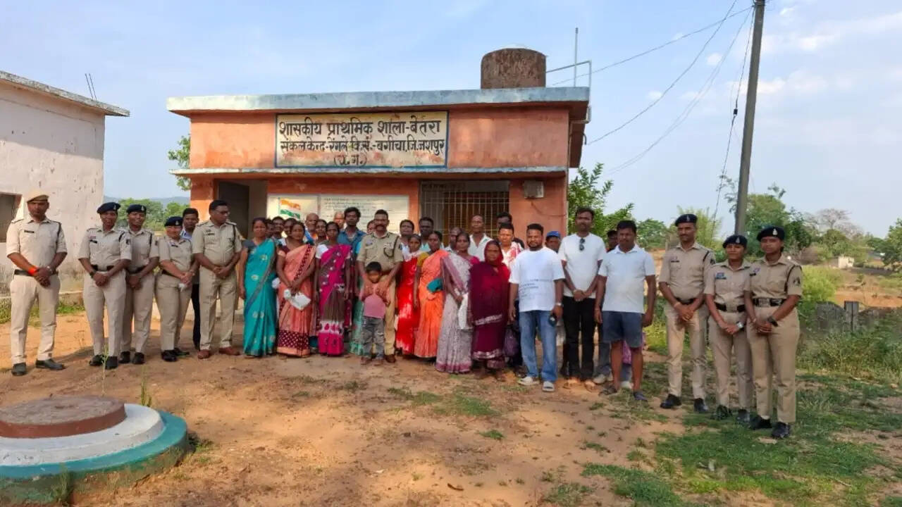 जशपुर पुलिस की चौपाल, डीआईजी और एसएसपी ने सुनीं ग्रामीणों की समस्याएं, मौके पर ही किया निपटारा