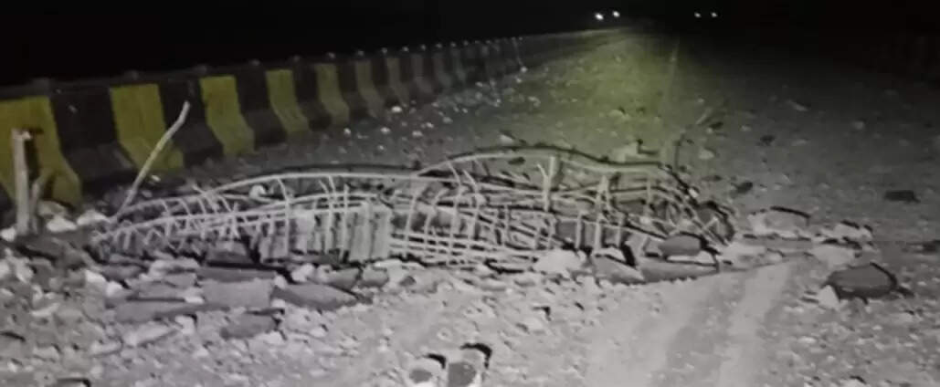 बलोचिस्तान के सीपीईसी के मार्ग पर रुखशान नदी का पुल विस्फोट से क्षतिग्रस्त