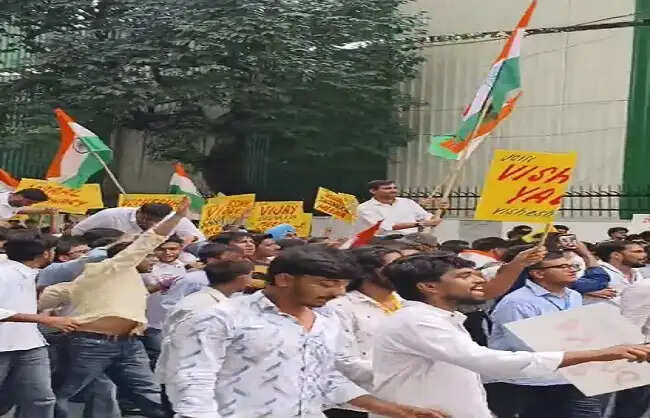 एनएसयूआई ने नॉर्थ कैंपस में निकाली तिरंगा यात्रा, छात्रों ने लिया हिस्सा