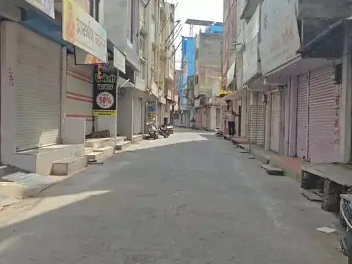 नलखेड़ा&nbsp;में&nbsp;8 श्रद्धालुओं की मौत के विरोध में&nbsp;व्यापारियों ने प्रतिष्ठान बंद रखकर जताया विरोध,&nbsp;मंदिर में हवन-पूजन भी ठप
