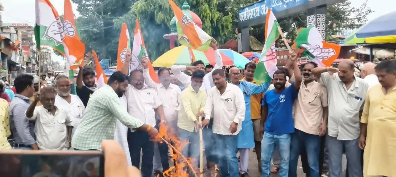 कांग्रेस ने नीट परीक्षा पेपर लीक और बढ़ती महंगाई के खिलाफ केन्द्र सरकार का किया पुतला दहन