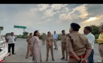 कांवड़ यात्रा की व्यवस्थाओं को परखने श्रंगीरामपुर घाट पहुंचे अधिकारी, सड़क पर गड्ढा देख जिलाधिकारी ने जताई नाराजगी