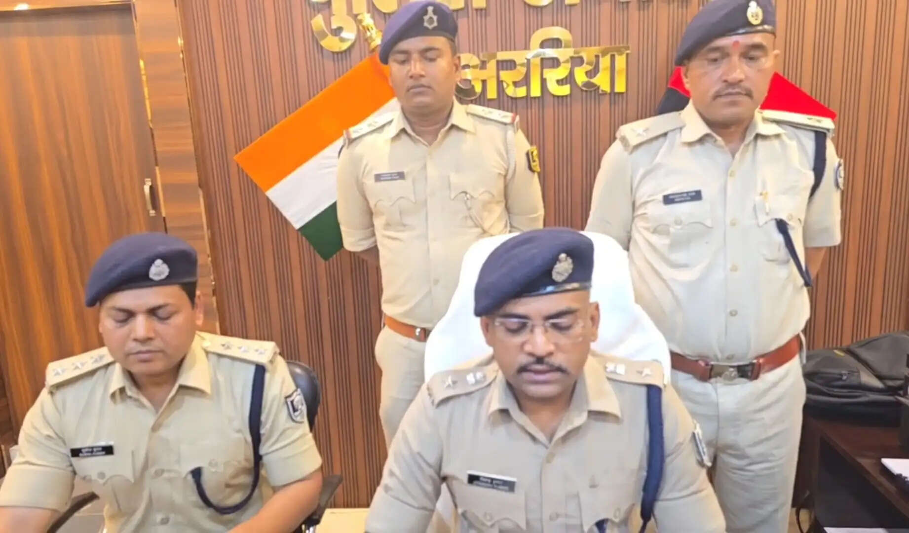 दो मंदिरों और एक ज्वेलरी दुकान में चोरी मामले में जेवरात सहित मोटरसाइकिल और अन्य सामान बरामद