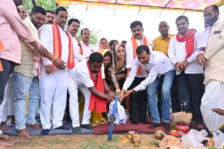 उप मुख्यमंत्री शर्मा ने अमलीडीह में सड़क निर्माण का किया भूमिपूजन
