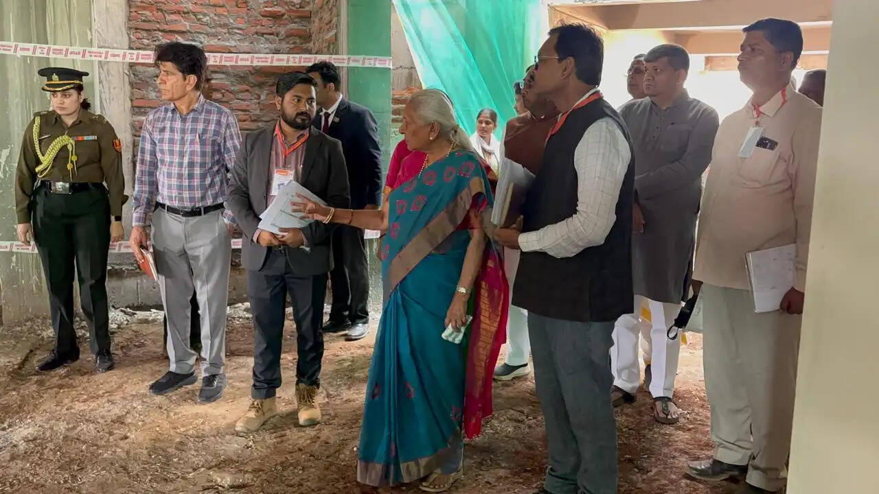 बहुआयामी शिक्षा केंद्र के रूप में विकसित करें मां विंध्यवासिनी विश्वविद्यालय : राज्यपाल