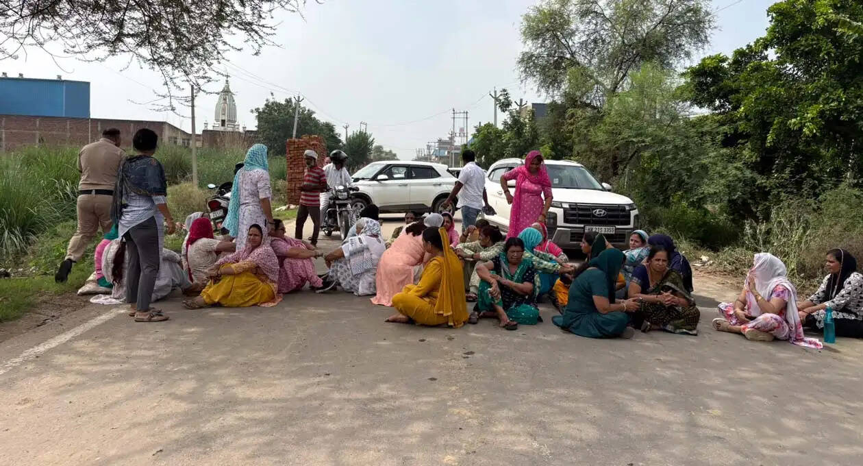 हांसी : बरसाती पानी की निकासी के लिए सड़क पर संग्राम, जींद रोड जाम