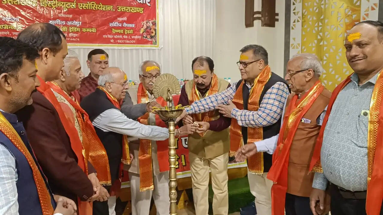 हरिद्वार डिस्ट्रीब्यूटर्स एसोसिएशन ने किया होली मिलन कार्यक्रम