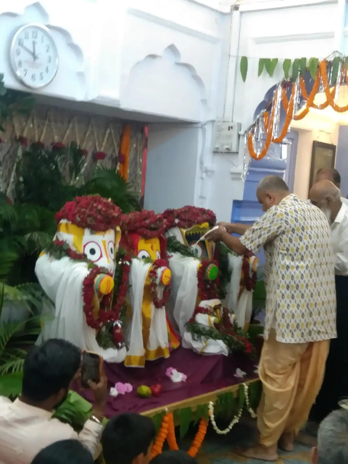 विधि विधान से हुआ भगवान जगन्नाथ का स्नान, दर्शन पूजन के लिए लगी श्रद्धालुओं की भीड़