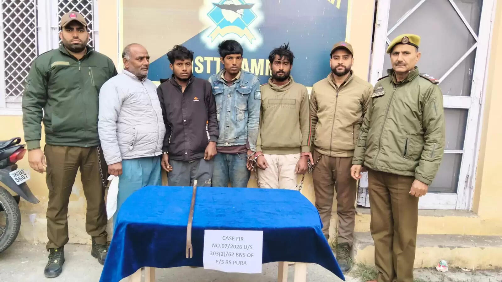 आरएसपुरा क्षेत्र में सोने की दुकान में चोरी के प्रयास के सिलसिले में जम्मू पुलिस ने 4 चोर गिरफ्तार किए