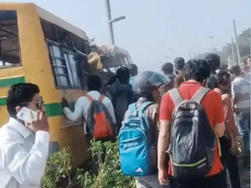 भोपाल में वीआईपी रोड पर डिवाइडर से टकराकर खंभे से जा भिड़ी बस, 11 छात्र घायल