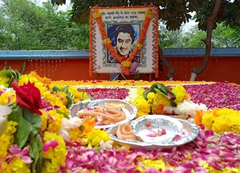मप्र के खंडवा में किशोर कुमार की समाधि पर उमड़े देशभर के प्रशंसक, दूध-जलेबी का लगाया भोग