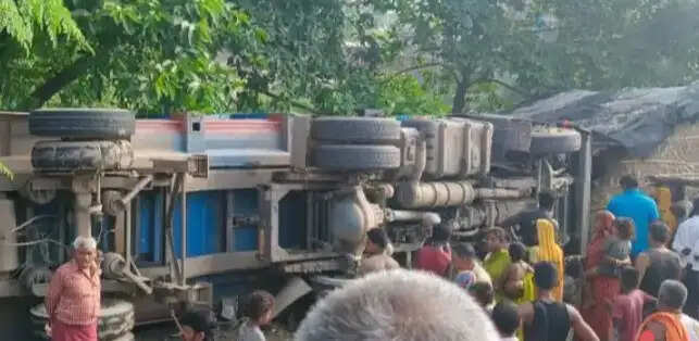 अनियंत्रित होकर सड़क किनारे कच्चे मकान पर पलटा बालु लदा ट्रक, सात लोग घायल