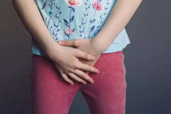वाराणसी: प्लेग्रुप के मासूम ने पैंट में किया पेशाब तो शिक्षिका ने गर्म चाकू से दागा, पुलिस में दर्ज शिकायत