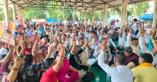 भोपाल में टीईटी अनिवार्यता समेत 3 मांगों को लेकर आंदोलन,&nbsp;रीवा-शहडोल संभाग के शिक्षक पहुंचे नीलम पार्क