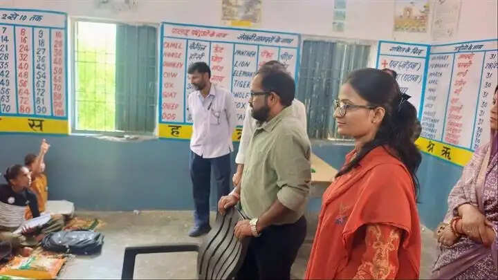 ग्वालियरः जिला पंचायत सीईओ ने ग्रामीण क्षेत्रों में स्कूल, स्वास्थ्य केंद्र और पीएम आवासों का किया निरीक्षण