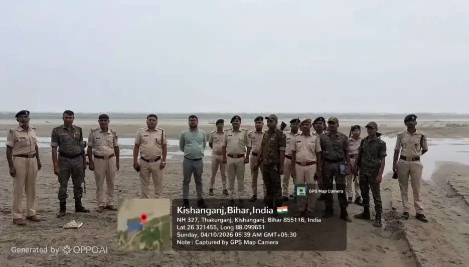 अवैध बालू खनन के खिलाफ कई घाटों पर छापेमारी, दो ट्रैक्टर जब्त