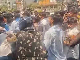 इंदौर में&nbsp;एनएसयूआई&nbsp;का उग्र प्रदर्शन,&nbsp;डीएवीवी&nbsp;कैंपस में हंगामा, 6 गिरफ्तार, बैरिकेड्स कूदते दिखे छात्र