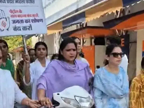 भोपाल में महिला कांग्रेस का 'धक्का मार्च', स्कूटी को धक्का लगाकर पेट्रोल पंप पहुंचीं कार्यकर्ता