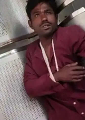 बल्ब चोरी के आरोप में युवक पर लाठी डंडों से हमला, मेडिकल कॉलेज रेफर