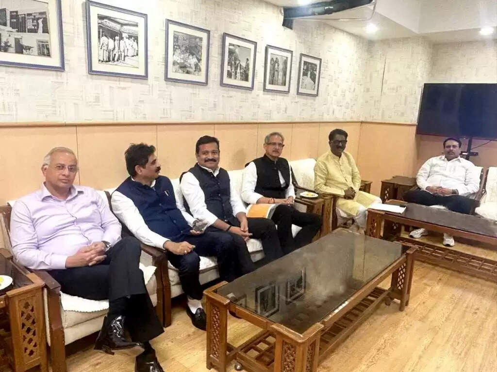 महाराष्ट्र के विपक्षी दलों ने मतदाता सूची में गड़बड़ी की शिकायत को लेकर चुनाव आयोग को सौंपा ज्ञापन