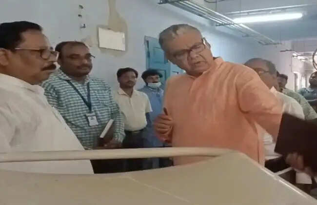 स्वास्थ्य मंत्री डॉ. शारद्वत मुखर्जी ने किया हल्दिया महकमा अस्पताल का औचक निरीक्षण