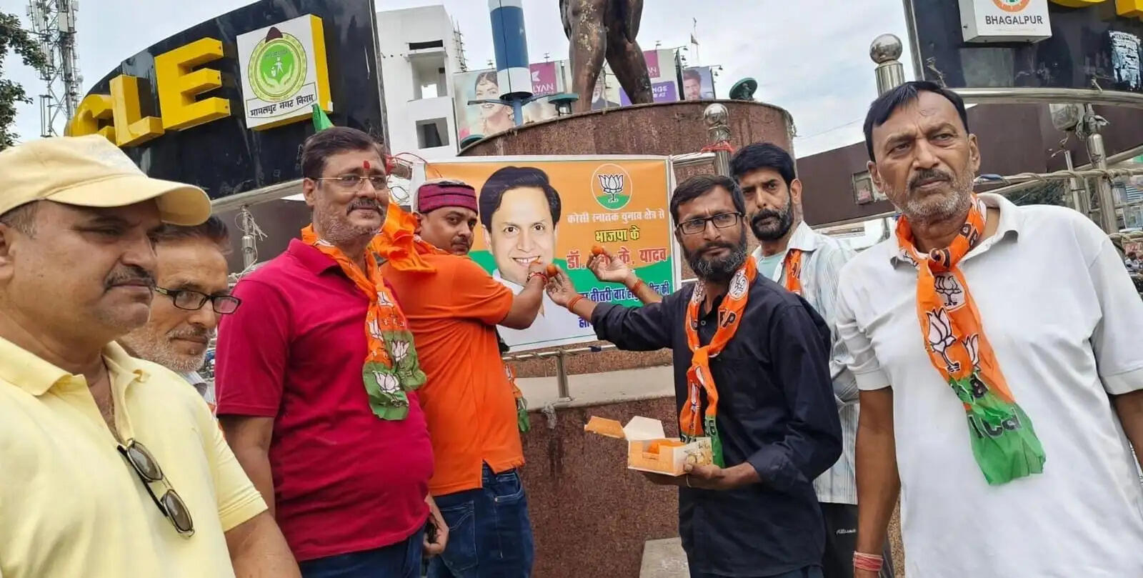 डॉ. एन.के. यादव की हैट्रिक जीत पर तिलकामांझी चौक पर बंटी मिठाई, कार्यकर्ताओं ने मनाया जश्न