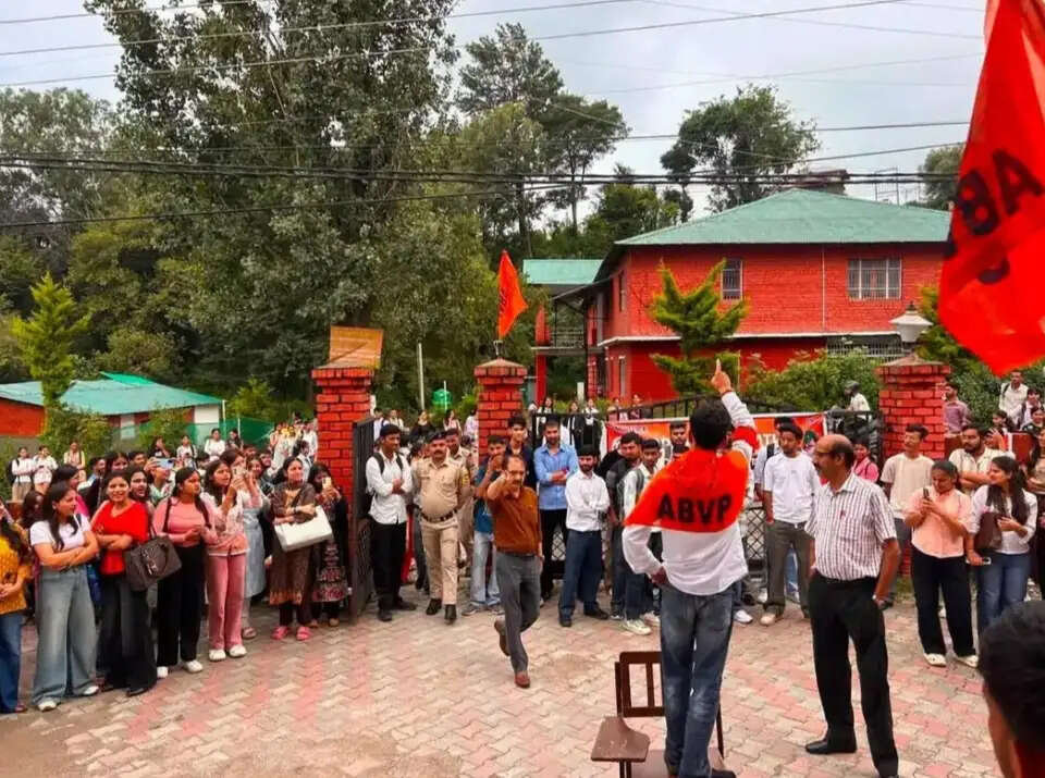 एचपीयू के क्षेत्रीय केंद्र धर्मशाला में एबीवीपी ने मांगों को लेकर जड़ दिया ताला