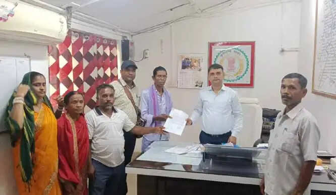ग्रामीणों ने हरि मंदिर निर्माण में लगे स्टे को हटाने पखांजुर एसडीएम काे सौंपा ज्ञापन