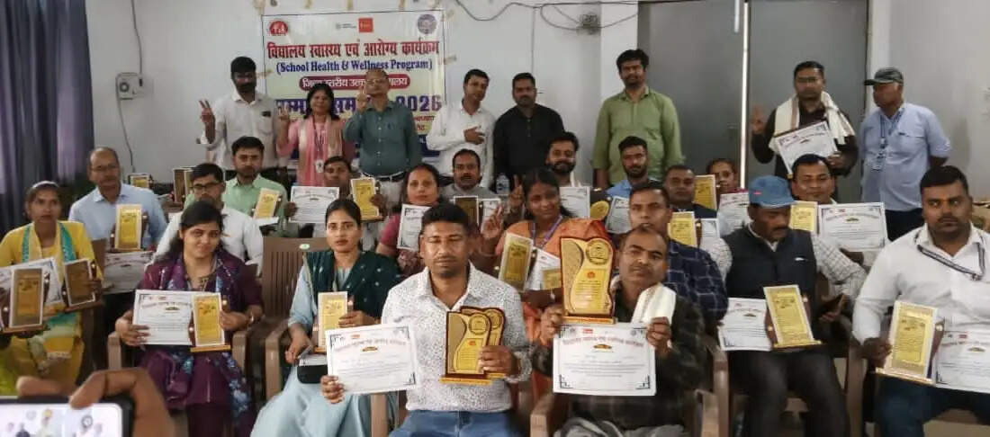 विद्यालय स्वास्थ्य एवं आरोग्य कार्यक्रम के तहत उत्कृष्ट कार्य करने वाले कर्मियों को किया गया पुरस्कृत