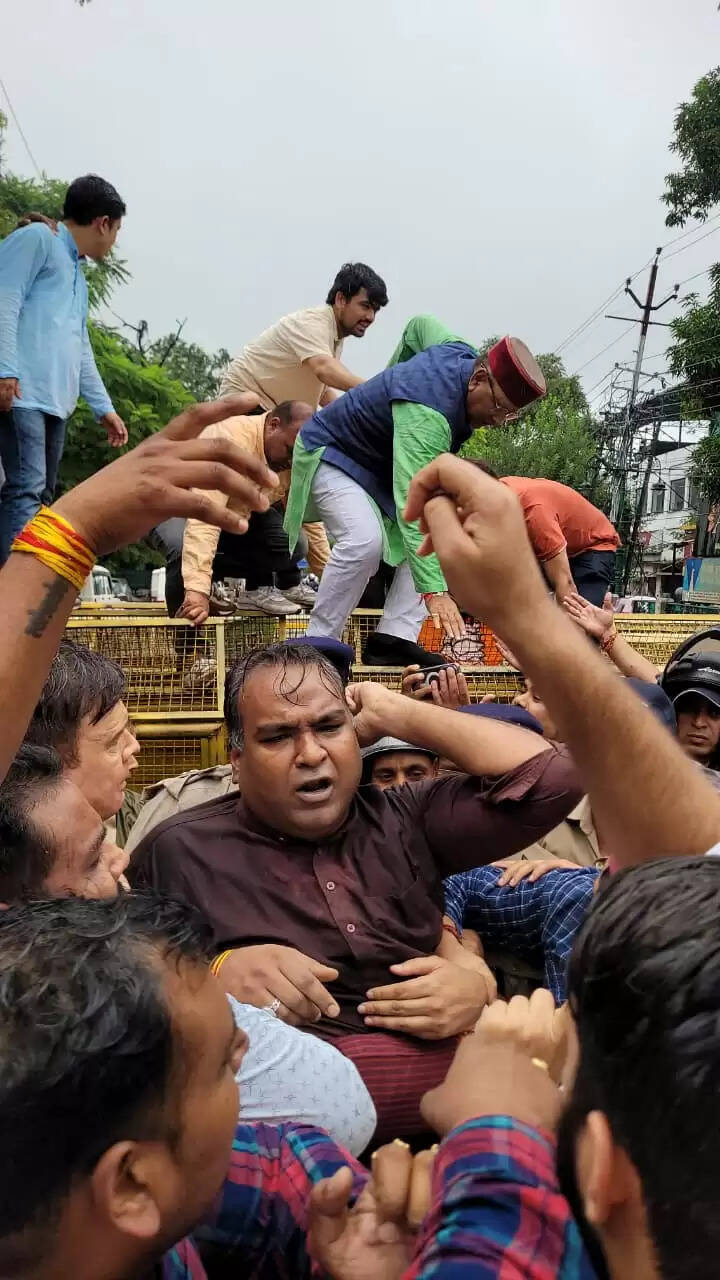 कांग्रेस मुख्यालय पर भाजपा का प्रदर्शन, कांग्रेस ने जताया विरोध, जमकर हुआ हंगामा