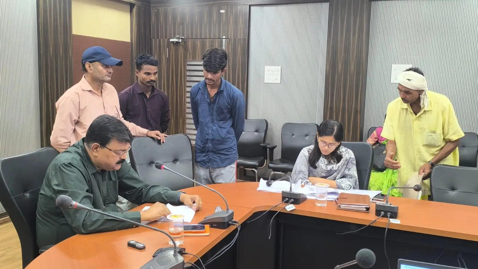 अनूपपुर: जनसुनवाई में गूंजे जलभराव और मुआवजे के मुद्दे, 41 आवेदनों पर अपर कलेक्टर ने दिए कार्रवाई के निर्देश