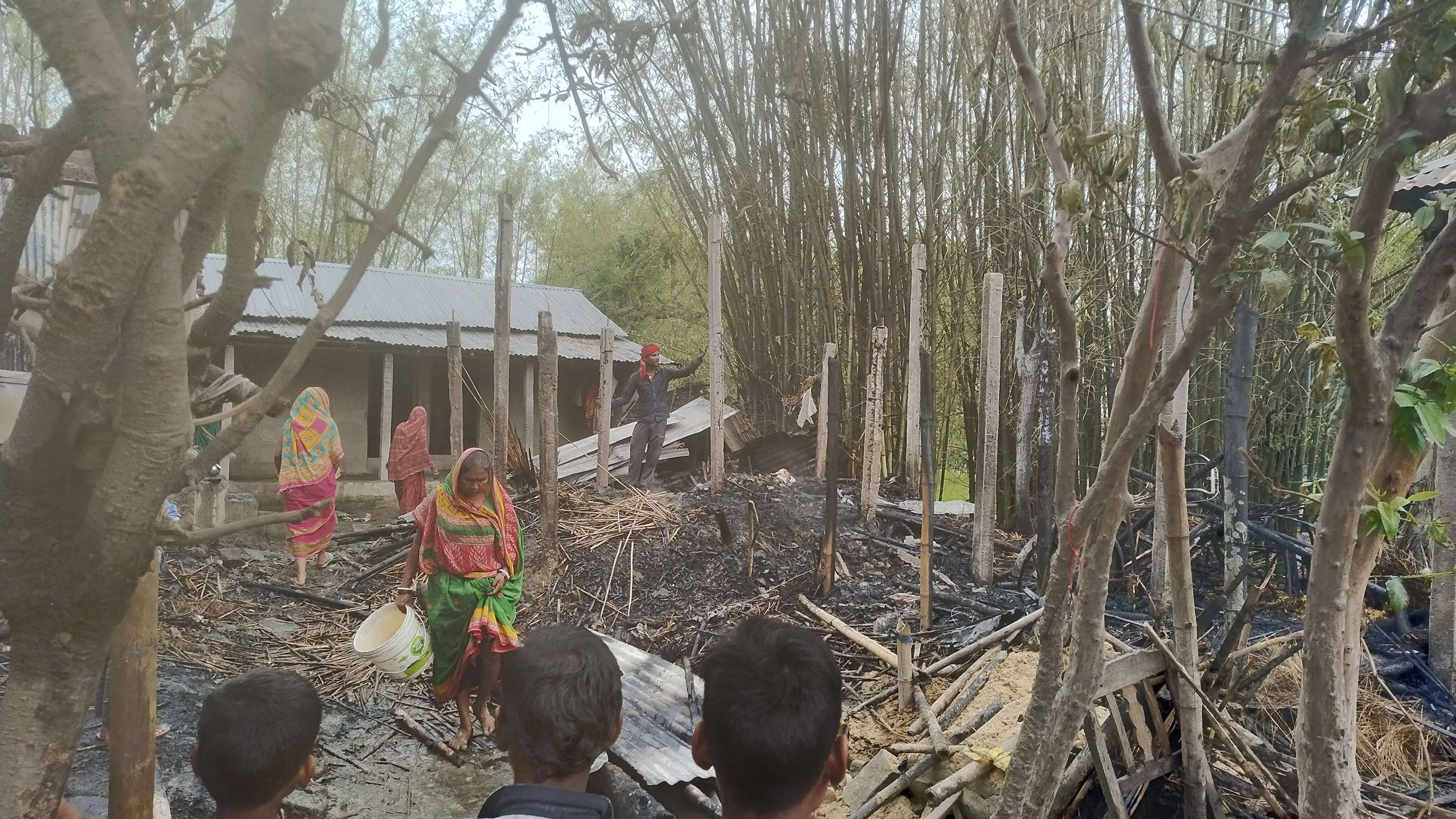 भीषण अगलगी में चार परिवार तबाह, पांच घर जलकर राख