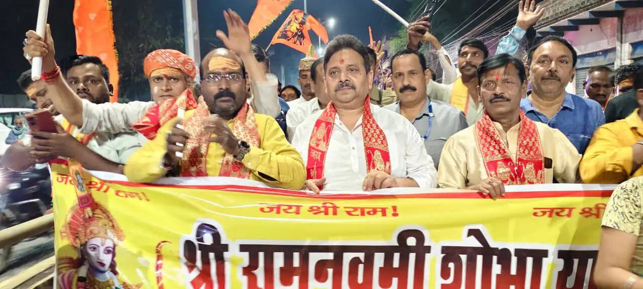 रामनवमी के उपलक्ष्य में वरूणापार हुकुलगंज में निकली शोभायात्रा, राज्यमंत्री भी हुए शामिल