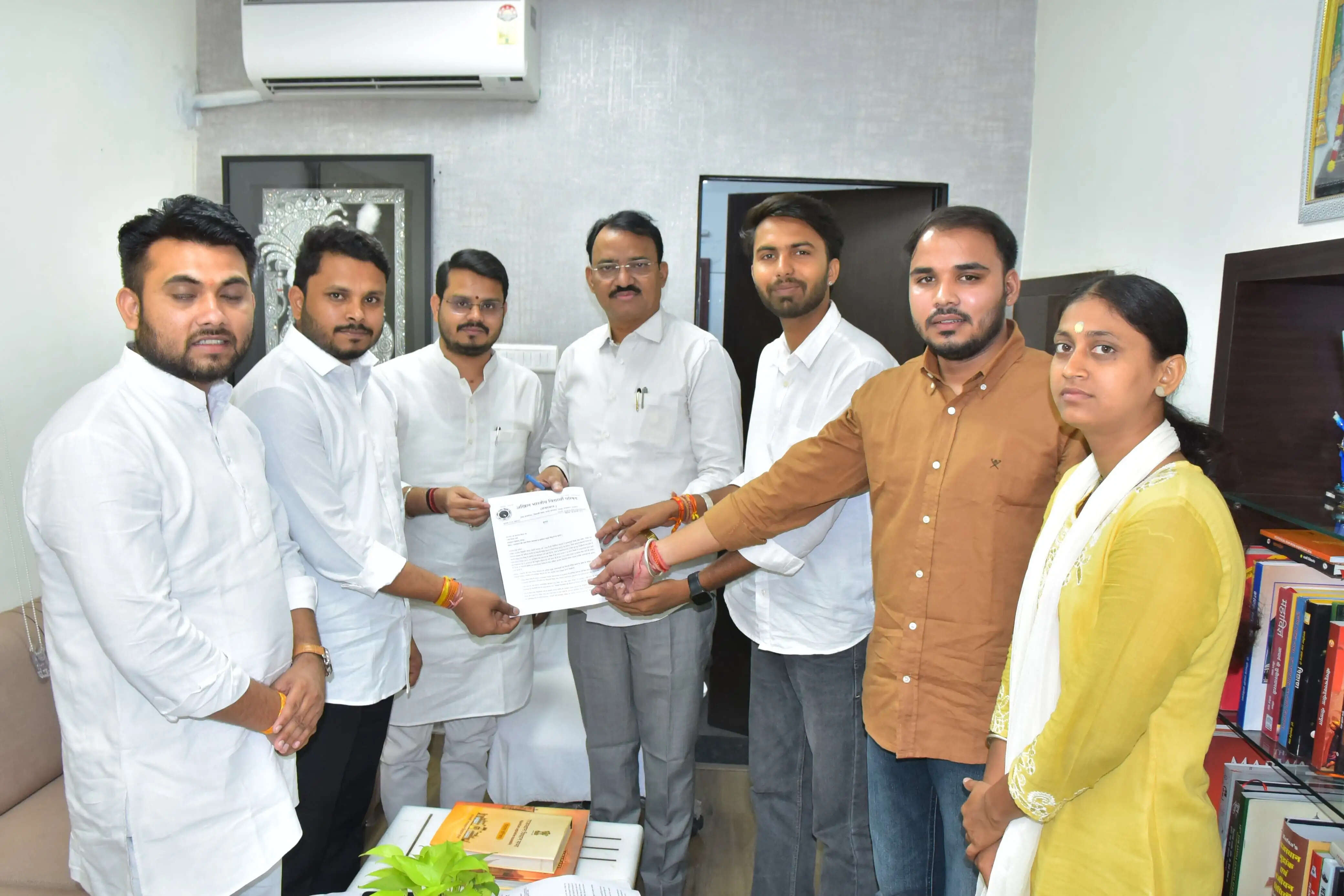 उपमुख्यमंत्री से मिला एबीवीपी का प्रतिनिधिमंडल, छात्रसंघ चुनाव और उच्च शिक्षा सुधार को लेकर सौंपा ज्ञापन