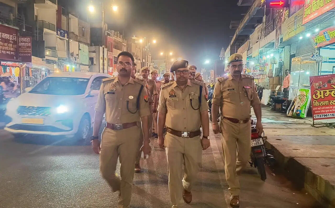शांति और सुरक्षा व्यवस्था का जायजा लेने सड़क पर उतरे एसपी सिटी, गोरखनाथ क्षेत्र में की पैदल गश्त
