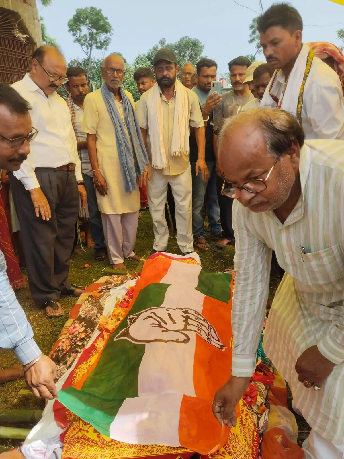 कांग्रेस के नेता चंद्रशेखर सिंह का निधन, पार्टी ध्वज ओढ़ाकर निकली अंतिम यात्रा