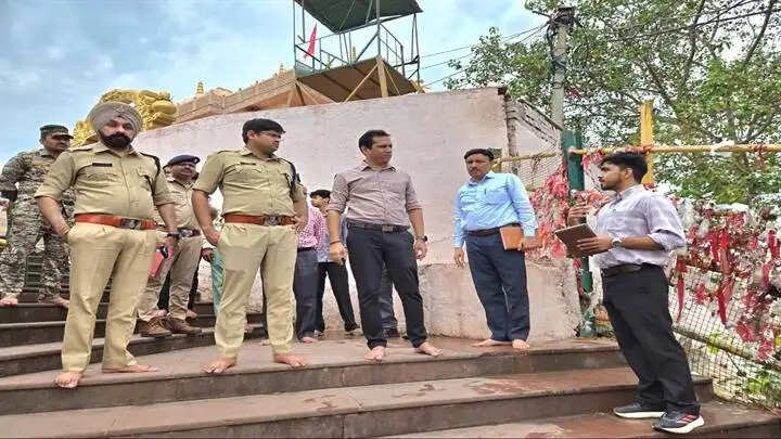 दतिया : कलेक्टर ने की रतनगढ़ माता मंदिर में नवरात्रि एवं दीपावली दौज मेले की तैयारियों की समीक्षा