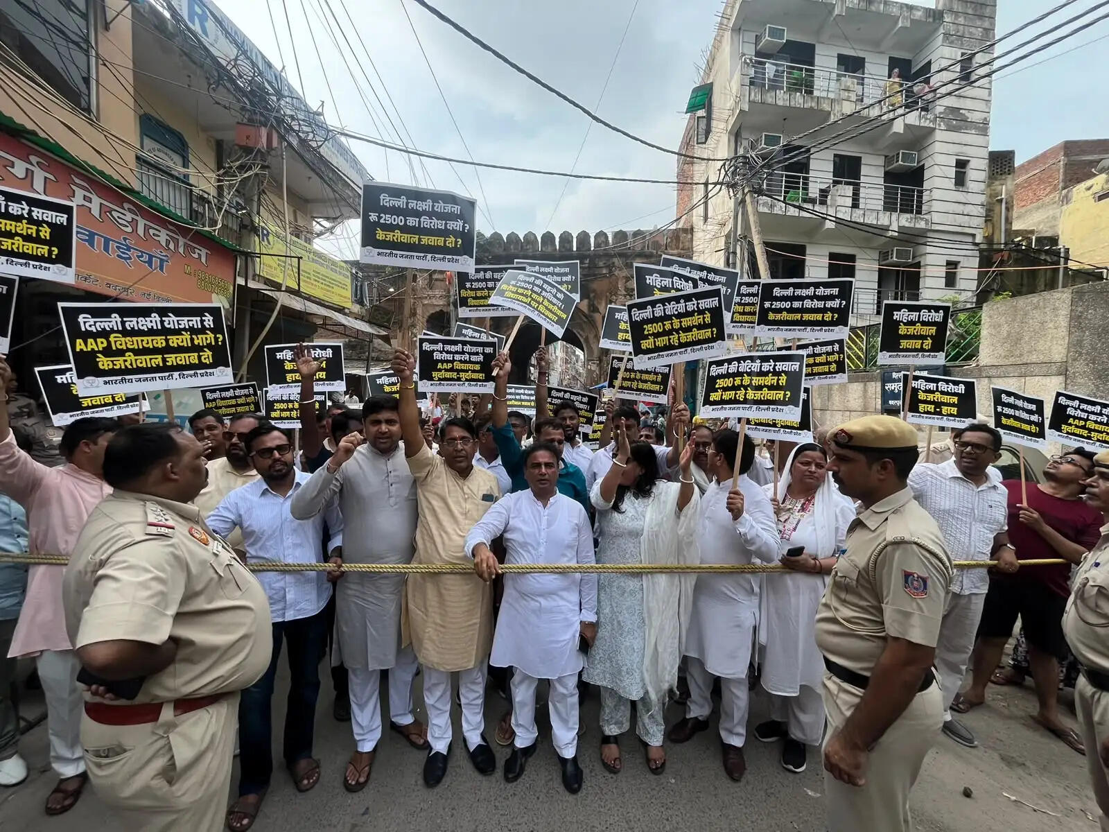 दिल्ली लक्ष्मी योजना के विरोध पर भाजपा ने आआपा के 22 विधायकों के खिलाफ किया प्रदर्शन