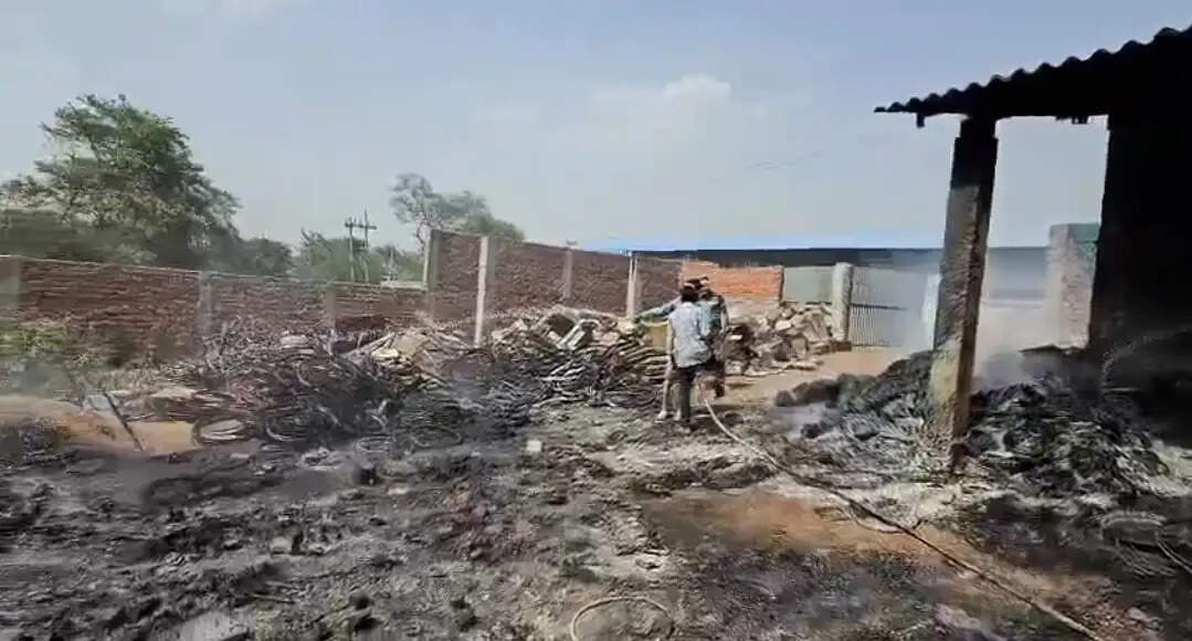हसौद में कबाड़ी दुकान में भीषण आग, लाखों का सामान जलकर खाक