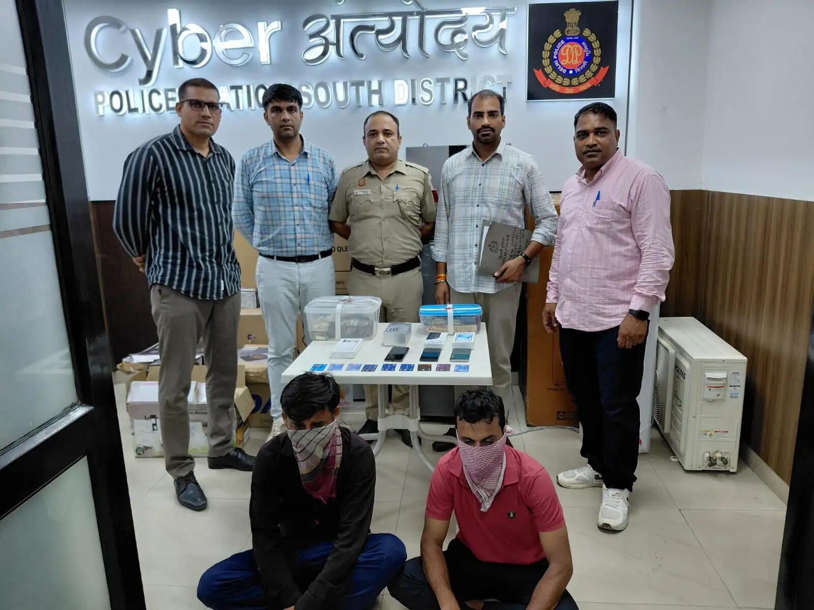 क्रेडिट कार्ड रिप्लेसमेंट के बहाने ग्राहकों को ठगने वाले दो बैंककर्मी गिरफ्तार