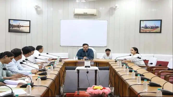 खनिज के अवैध उत्खनन, परिवहन एवं भंडारण पर करें सख्त कार्रवाई : संभागायुक्त शर्मा