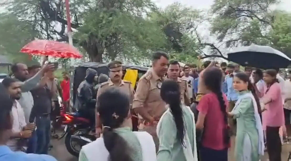 महोबा में सड़क की मांग को लेकर छात्र-छात्राओं ने राष्ट्रीय राजमार्ग किया जाम, पुलिस ने हटाया