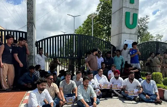 यूटीयू पेपर लीक मामले में छात्रों में आक्रोश