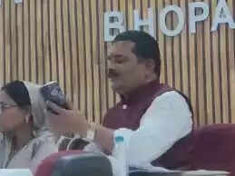 भोपाल:&nbsp;पतियों को प्रवेश न मिलने पर नाराज़ हुईं जिला पंचायत&nbsp;सदस्य, बैठक से बाहर निकलीं