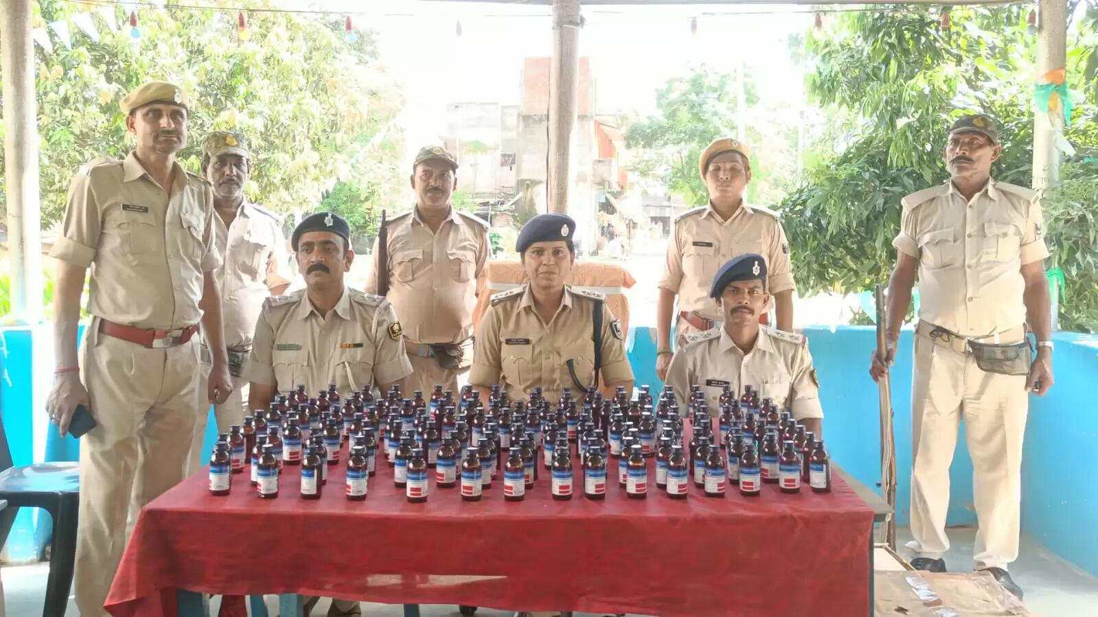 सिमराहा पुलिस ने भारी मात्रा में प्रतिबंधित कोडीन युक्त कफ सिरप किया बरामद