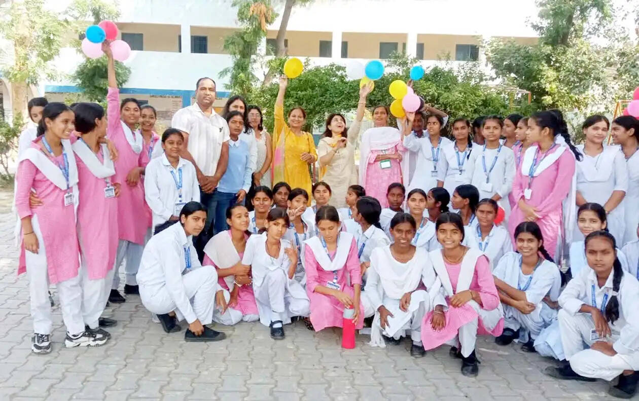 हिसार : गुब्बारों पर परेशानियां लिखकर विद्यार्थियों ने आसमान में छोड़ीं