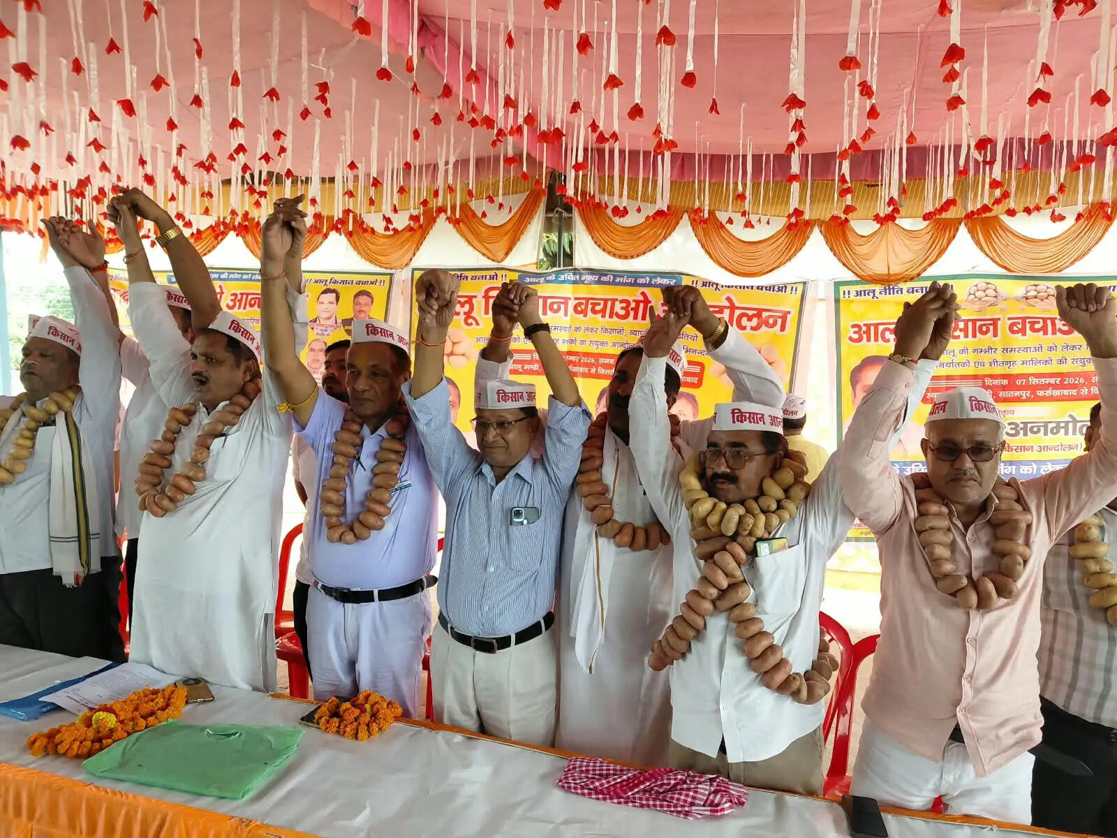 किसानों ने आलू की माला पहन निकाली रैली,मुख्यमंत्री को संबोधित ज्ञापन डीएम को सौंपा
